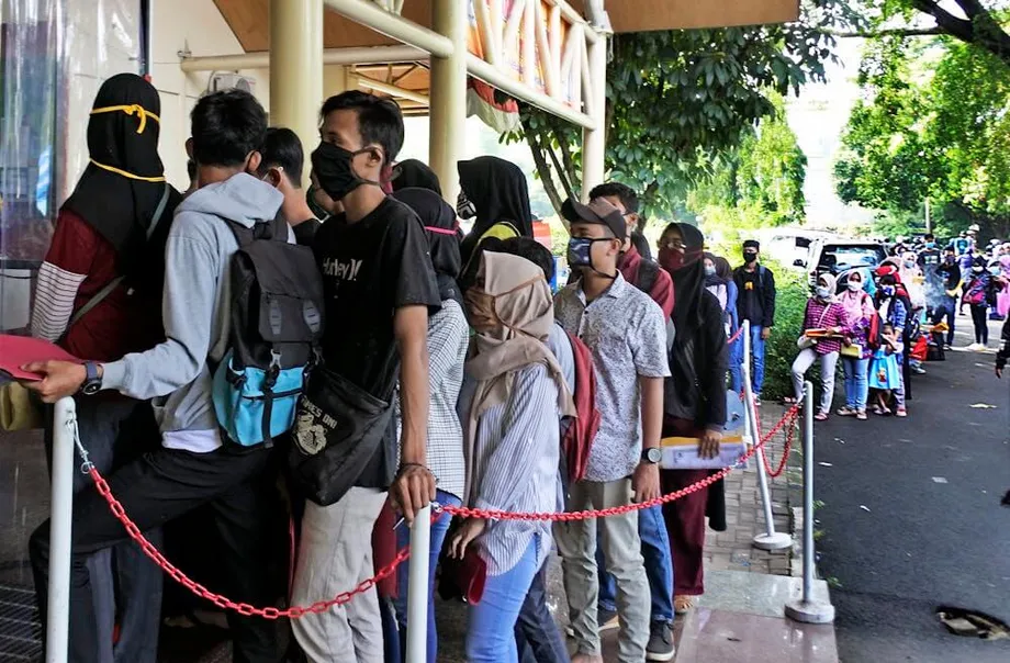 Indonesiens Arbeitslosenkrise: Jobmessen, wirtschaftlicher Gegenwind und der Kampf um menschenwürdige Arbeit