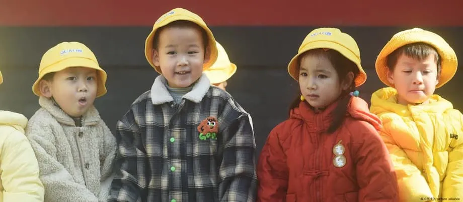 Chinas Kinderbetreuungszuschuss von 500 Dollar: Können finanzielle Anreize den Geburtenrückgang aufhalten?