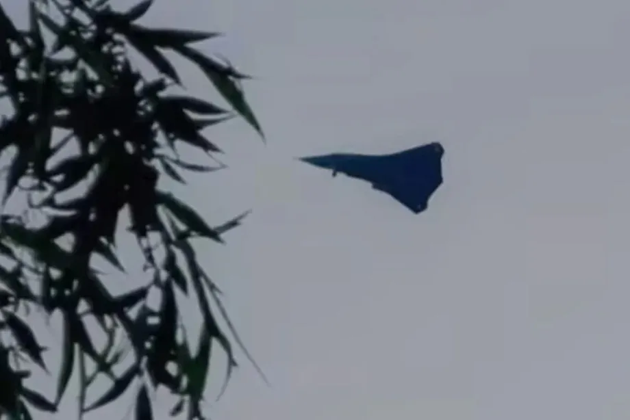 Chinas neuer Tarnkappenjet: eine neue Herausforderung für die Luftherrschaft der USA im Wettlauf um Kampfjets der sechsten Generation