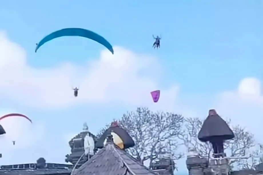 Virales Paragliding-Video auf Bali entfacht Debatte über Tourismus, Kultur und heilige Stätten