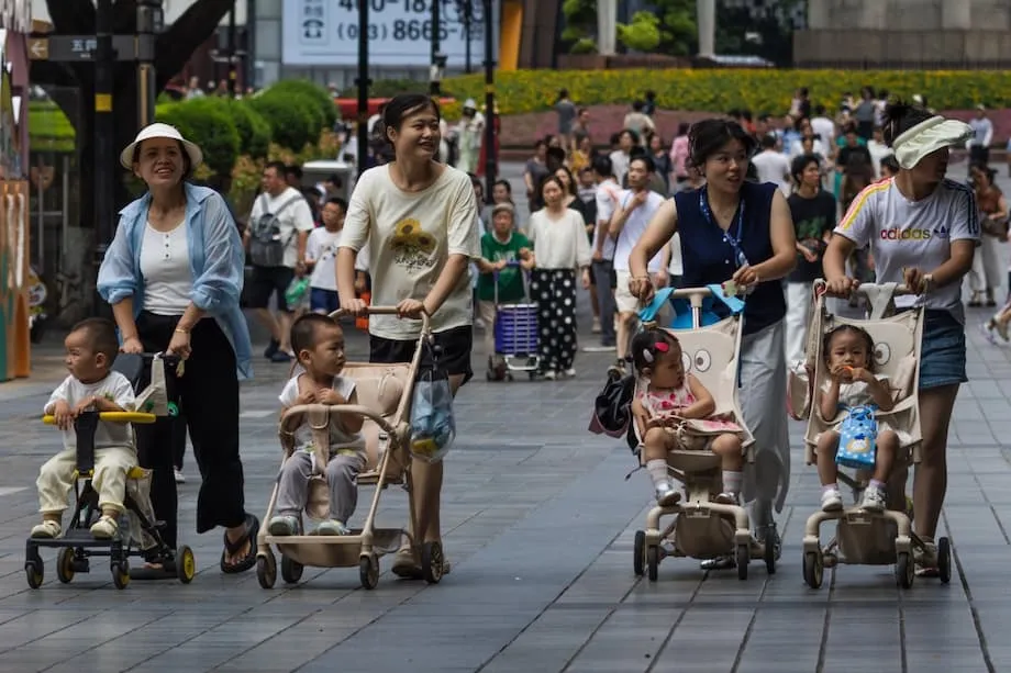 Chinas Bevölkerungskrise: wirtschaftliche Risiken, politische Maßnahmen und globale Folgen