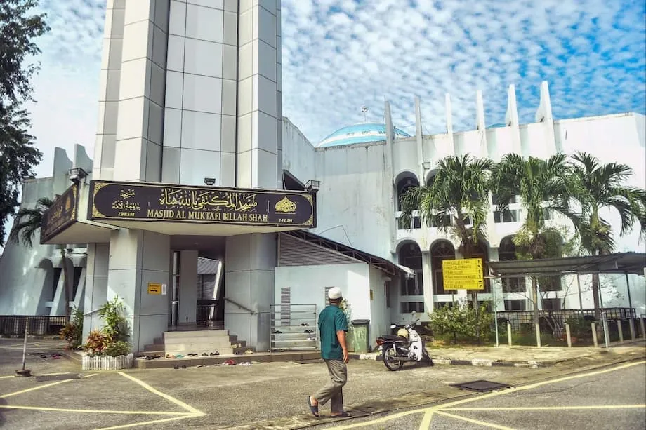 Terengganus hartes Vorgehen gegen Muslime, die das Freitagsgebet versäumen: Ein genauer Blick auf Malaysias religiöse Durchsetzung