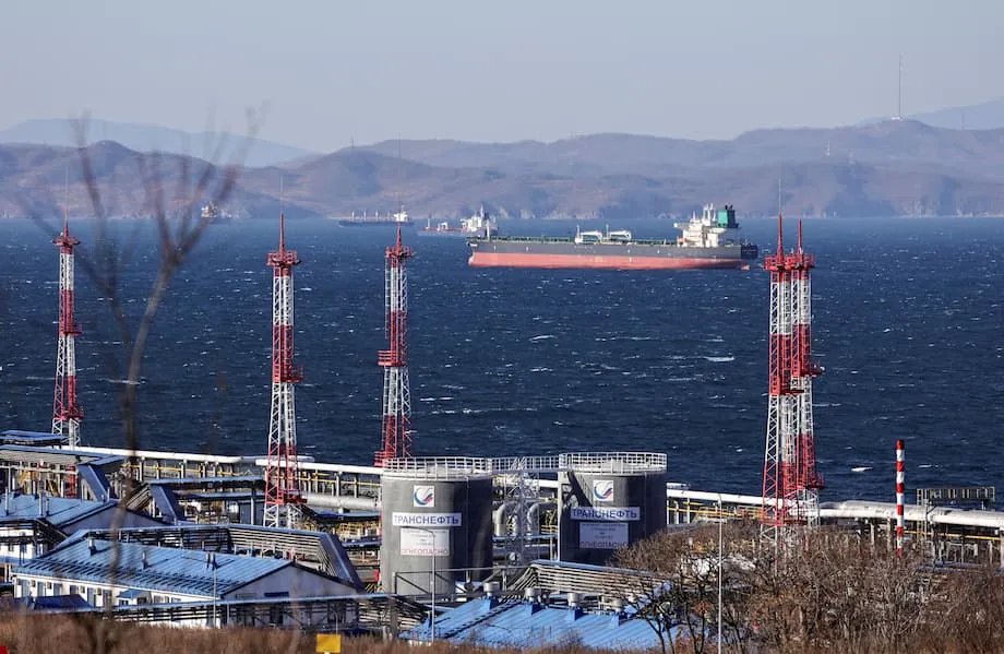 China erhöht Importe russischen Öls, während US-Zölle Indien treffen: Geopolitik, Handel und die Zukunft der globalen Energieflüsse