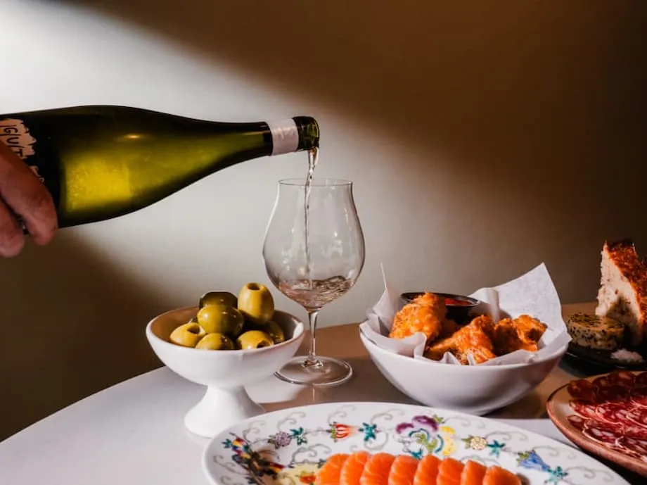 Revolution im Fritz Hansen Place: Wie aus der Weinbar RVLT Singapurs innovativstes Ziel für Gastronomie und Design wurde