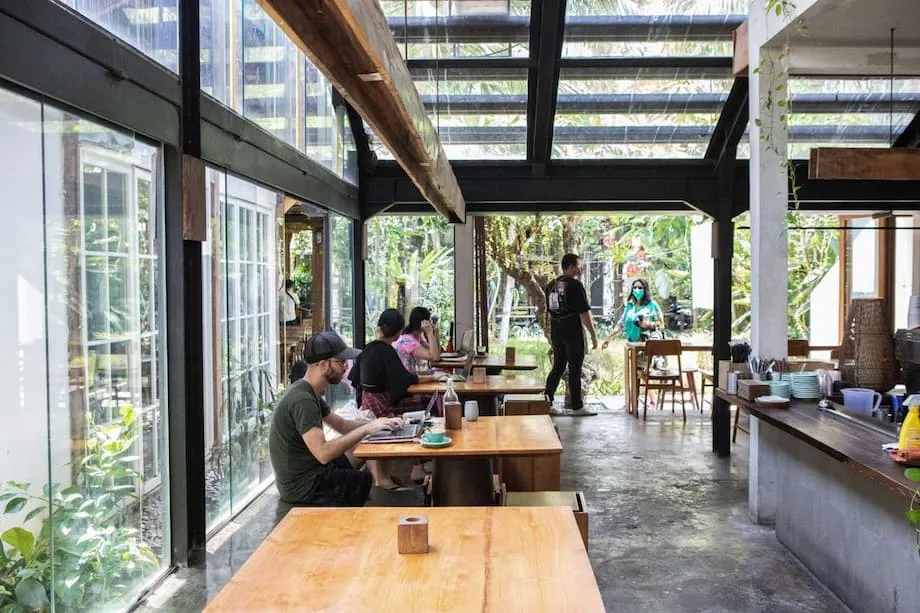 Stille in den Cafés: Indonesiens Vorgehen gegen unbezahlte Musiklizenzen verändert öffentliche Räume und löst landesweite Debatten aus