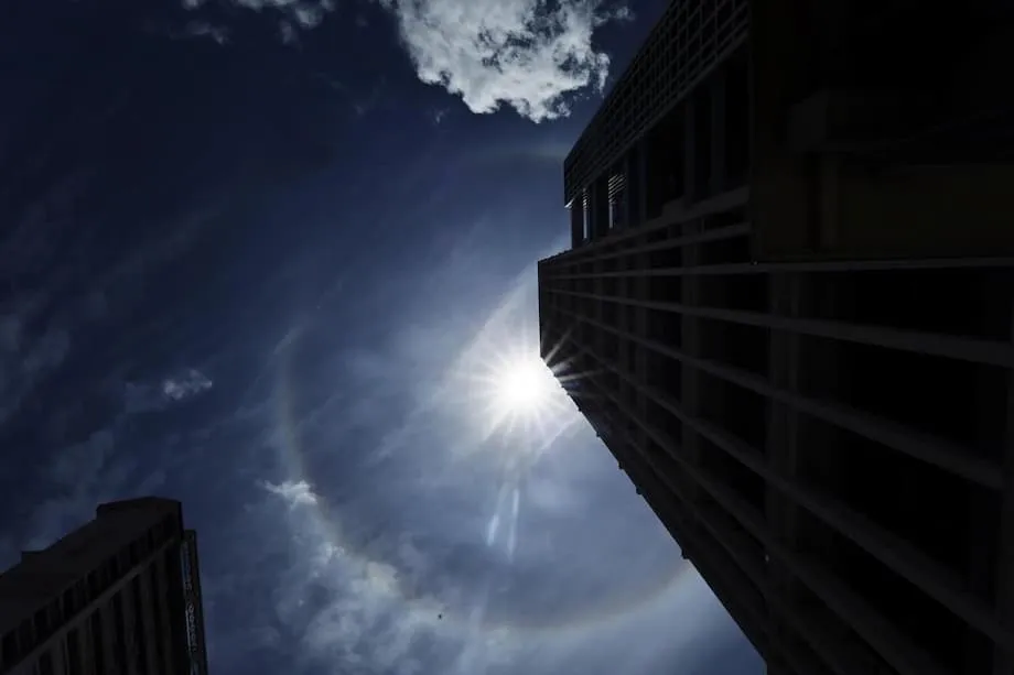 Ein seltener Sonnenhalo begeistert Singapur: Wissenschaft, Spektakel und Gesprächsstoff in den sozialen Medien