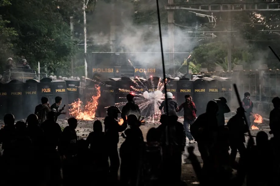 Indonesien von Protesten erschüttert, nachdem Polizeifahrzeug Lieferfahrer tötet: Wut, Gewalt und Forderungen nach Reformen