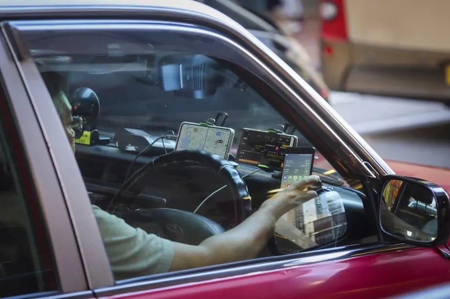 Hongkong begrenzt ab 2026 die Zahl der Smartphones auf dem Armaturenbrett: Was Autofahrer wissen müssen