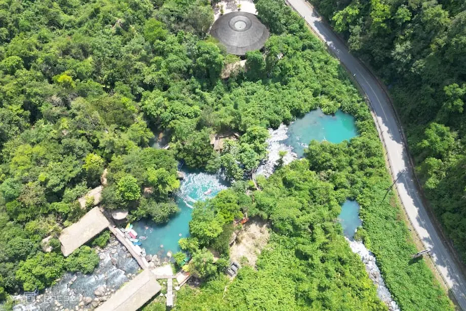 Vietnams Nationalpark Phong Nha-Ke Bang heißt Reisende am geheimnisvollen Mooc-Bach willkommen