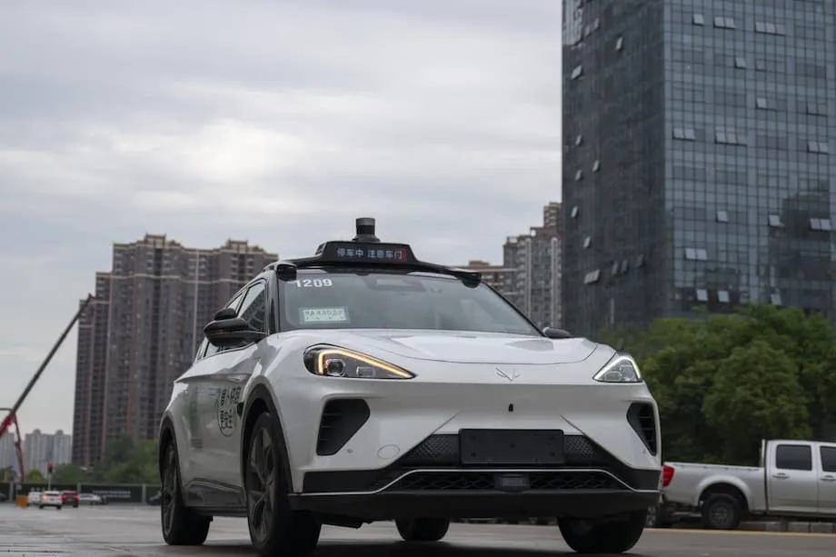 China will bis 2030 300.000 fahrerlose Taxis in Großstädten einsetzen und damit das globale Robotaxi-Rennen beschleunigen
