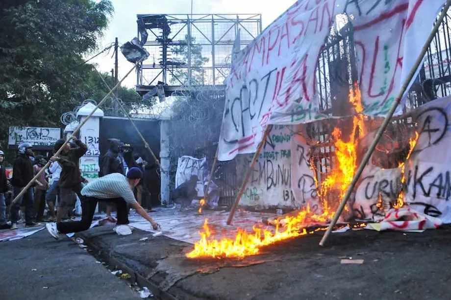 Tränengas an Universitäten in Bandung offenbart tiefer sitzenden Zorn über Ungleichheit und Polizeigewalt