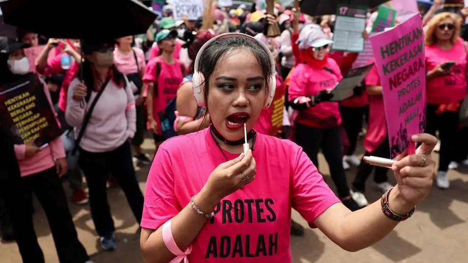 Mutiges Pink, heldenhaftes Grün: Indonesische Frauen führen landesweite Proteste gegen Polizeigewalt und politische Privilegien an