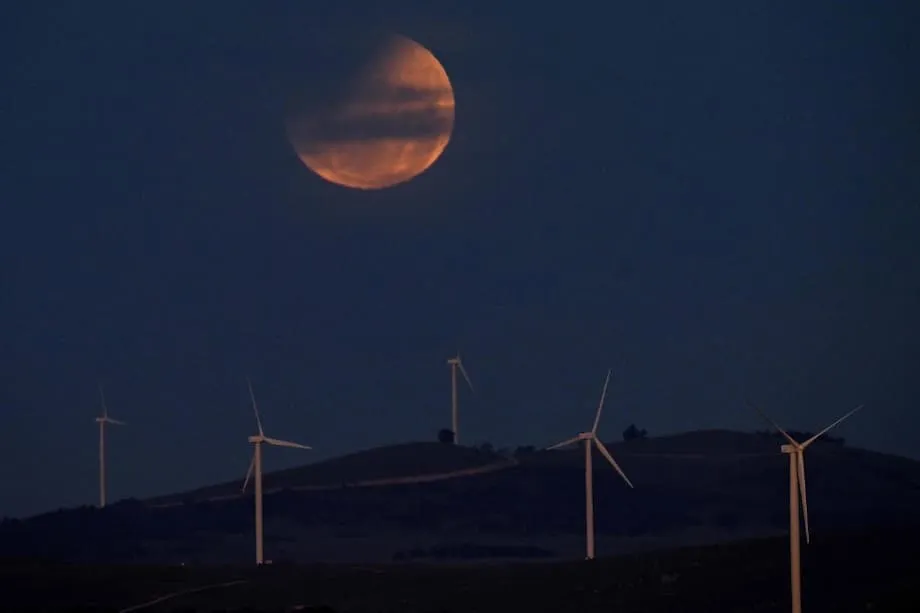 Blutmond leuchtet am frühen Montag bei seltener totaler Mondfinsternis über Japan