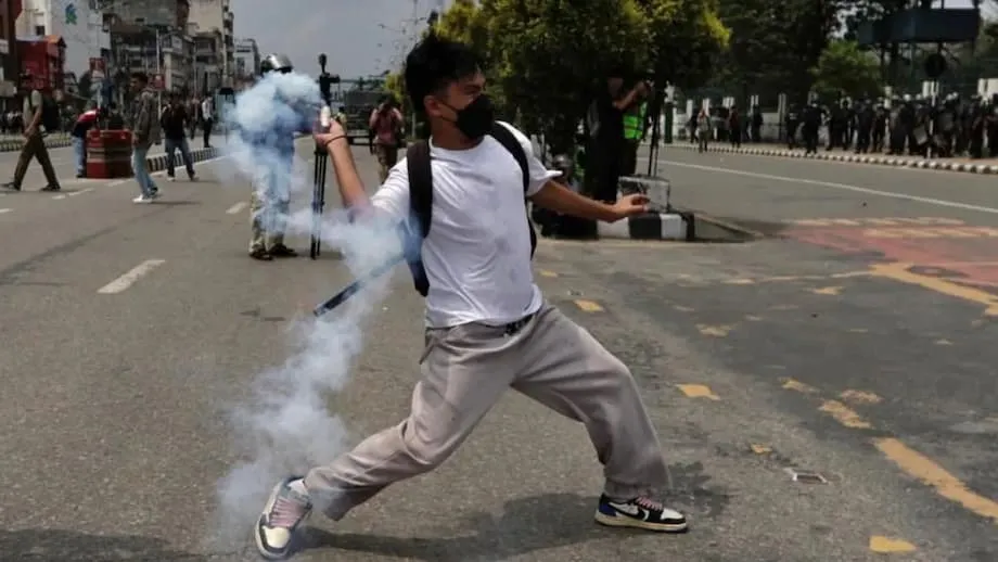 Proteste der Generation Z in Nepal fordern 19 Tote: Konflikt um Sperrung sozialer Medien und Korruption