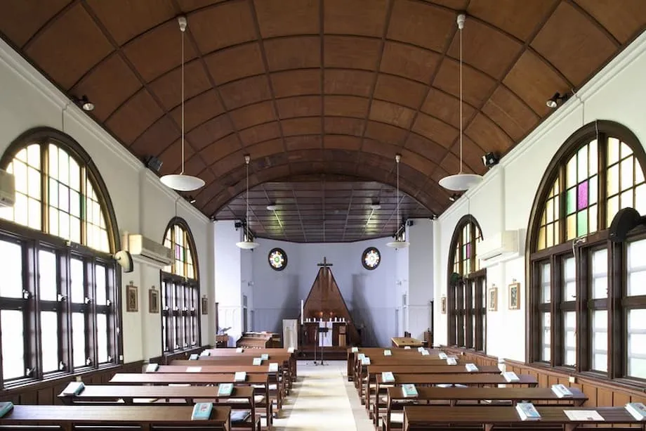 Einblick in die katholische Kirche von Setagaya: ein stiller Rückzugsort in Tokio mit Lourdesgrotte