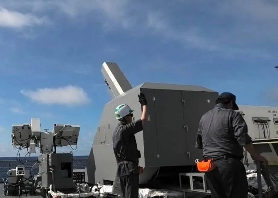 Japan feuert Prototyp einer Marine-Railgun von der JS Asuka auf Zielfahrzeug – eine Premiere auf See