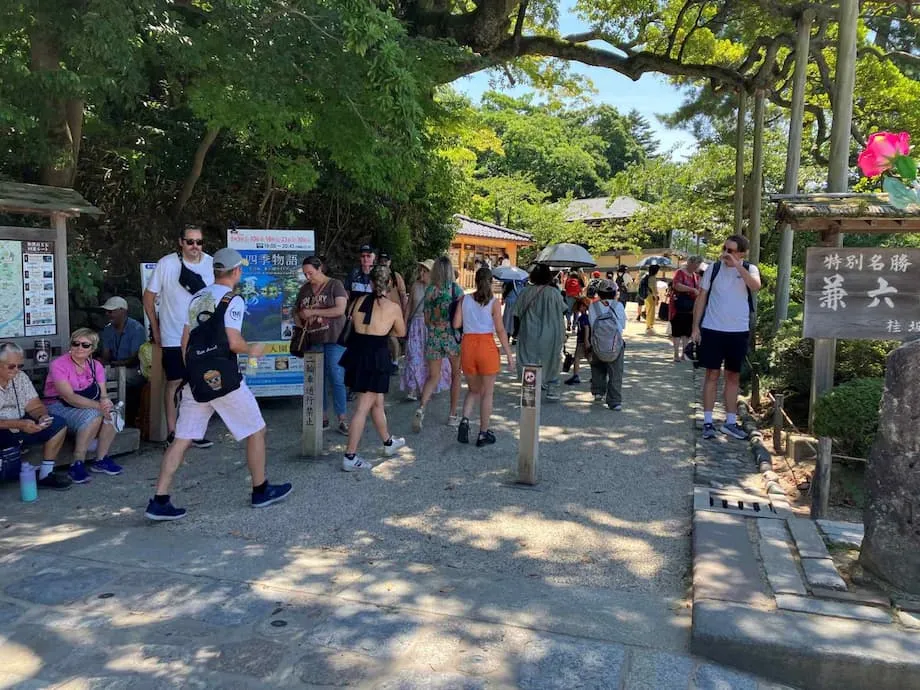 Kanazawa zieht mehr westliche Reisende als Ostasiaten an und weicht damit vom japanischen Tourismusmuster ab
