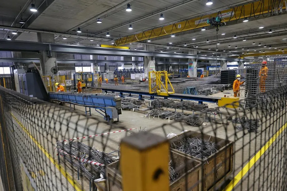 Singapurs Betonfertigteilwerke unter Druck: Verzögerungen, politische Kurswechsel und grenzüberschreitender Wettbewerb belasten die Branche