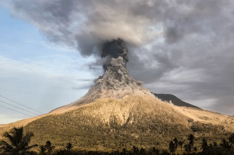 Indonesien erhöht Alarmstufe nach Ausbruch des Vulkans Lewotobi Laki-Laki