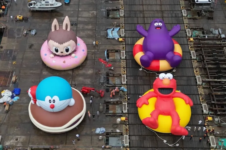 Aufblasbare Ikonen ziehen bei einer Parade durch den Victoria Harbour in Hongkong