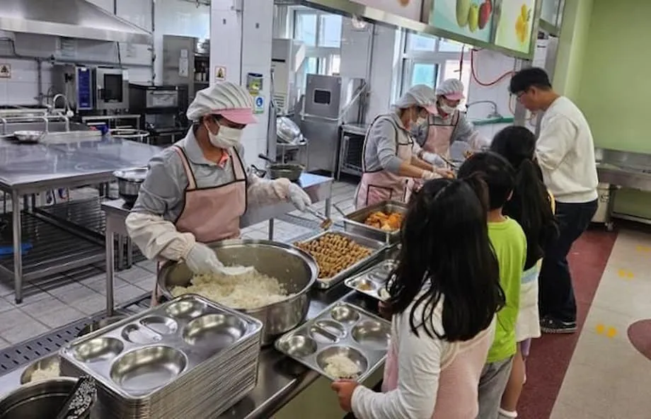 Koreas virale Schulessen und die Frauen, die dafür den Preis zahlen