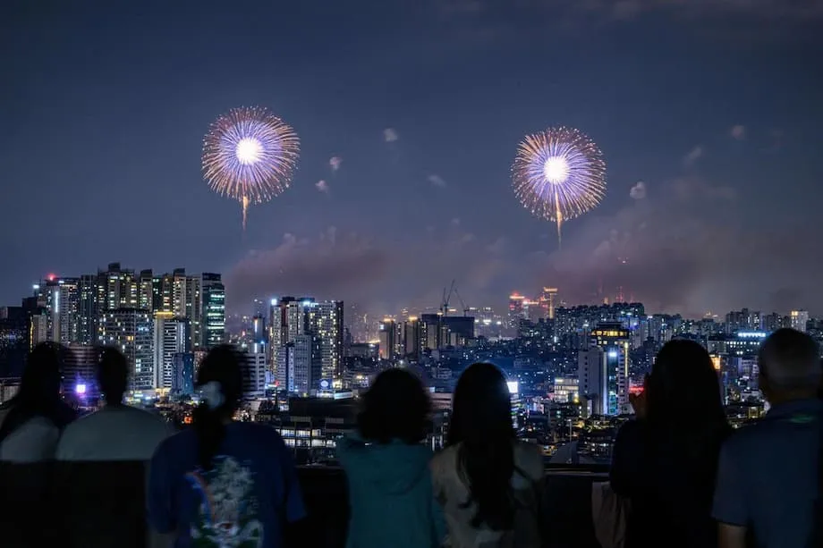 Eine Million Menschen erleben das Seoul International Fireworks Festival am Han-Fluss