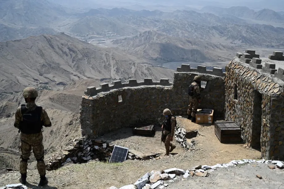 Tödliche Gefechte legen Grenze zwischen Pakistan und Afghanistan lahm: Luftangriffe lösen Vergeltungsfeuer aus