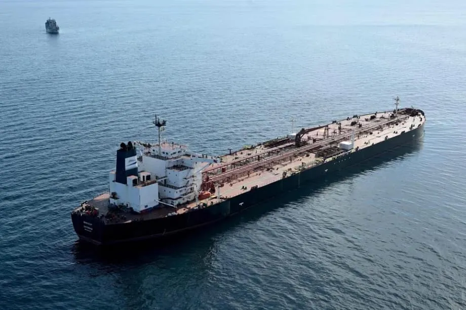 Sanktioniertes russisches LNG vor Malaysia von einem Schiff der Schattenflotte umgeladen