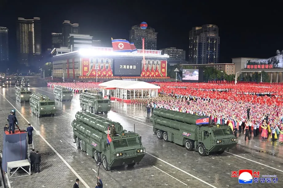 Nordkorea feuert vor APEC-Gipfel ballistische Raketen ab und behauptet, über Hyperschallwaffensystem zu verfügen