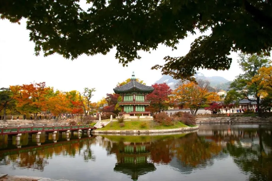 Wärme verzögert die Herbstfärbung in Südkorea, während auf dem Seoraksan der erste Schnee fällt