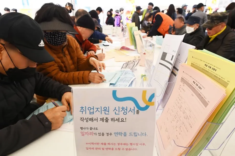 Lohngefälle in Südkorea erreicht Rekord, während ältere Menschen in schlecht bezahlte Teilzeitjobs in der Pflege wechseln