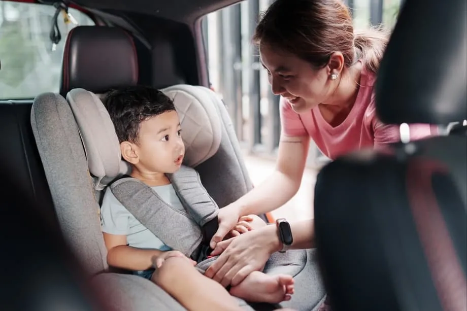 Hongkong schreibt ab November 2025 Kindersitze in Privatwagen vor