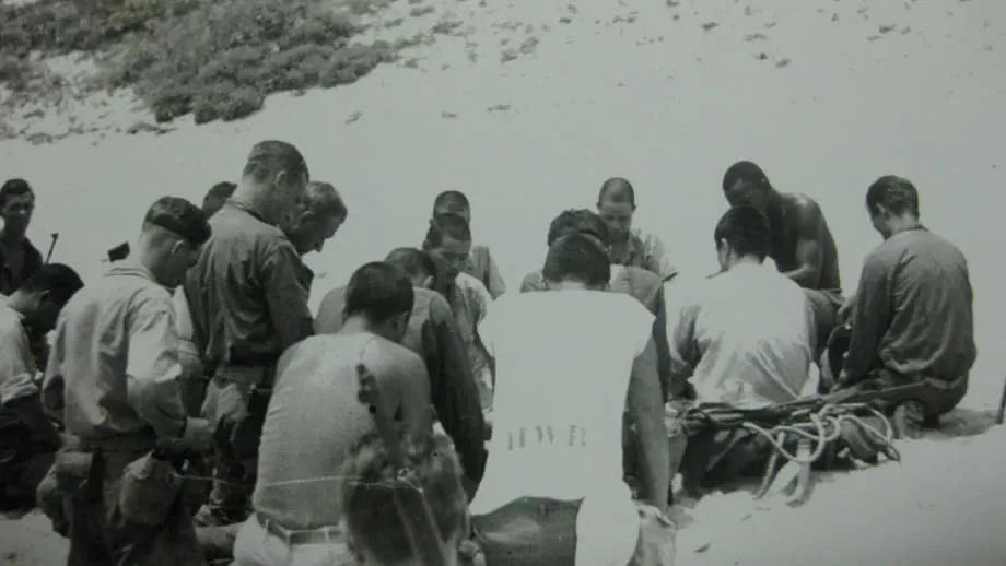 Aka 1945: US-amerikanische und japanische Soldaten teilen ein Picknick und vereinbaren einen Waffenstillstand