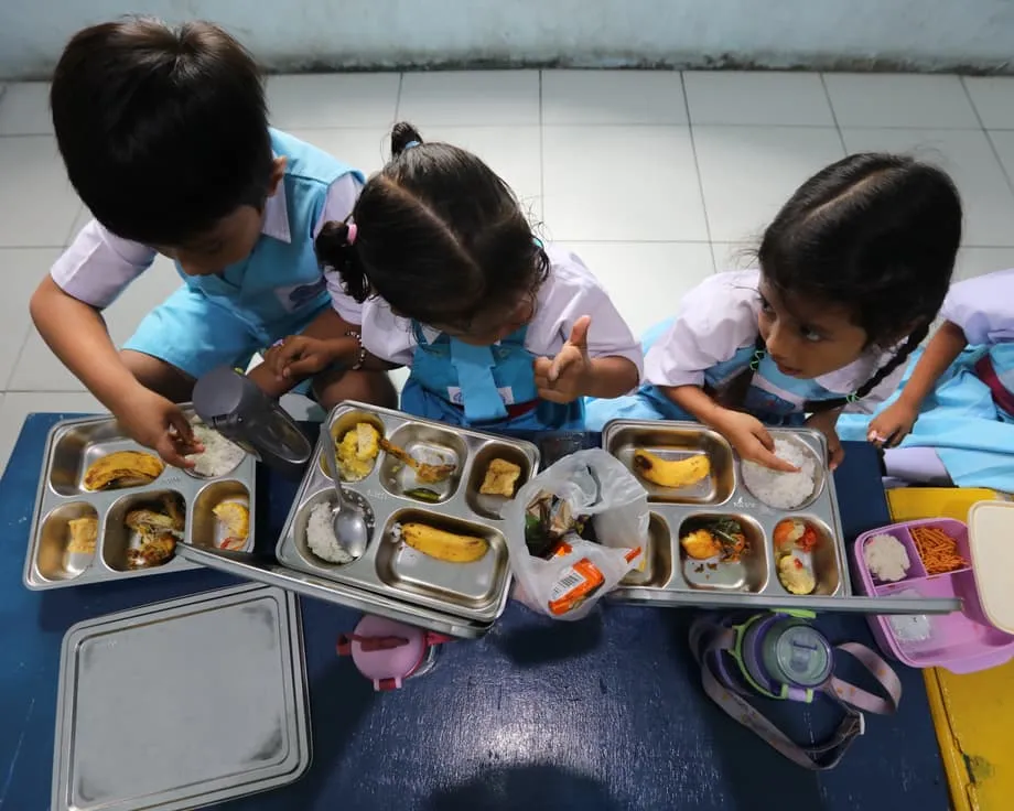 Indonesiens kostenloses Schulessen unter Druck: Fälle von Lebensmittelvergiftungen nehmen stark zu