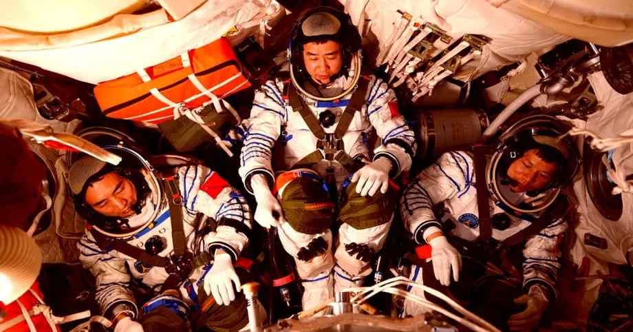 Riss im Fenster von Shenzhou 20 erzwingt Wechsel des Raumschiffs und verdeutlicht Gefahr durch Weltraumschrott