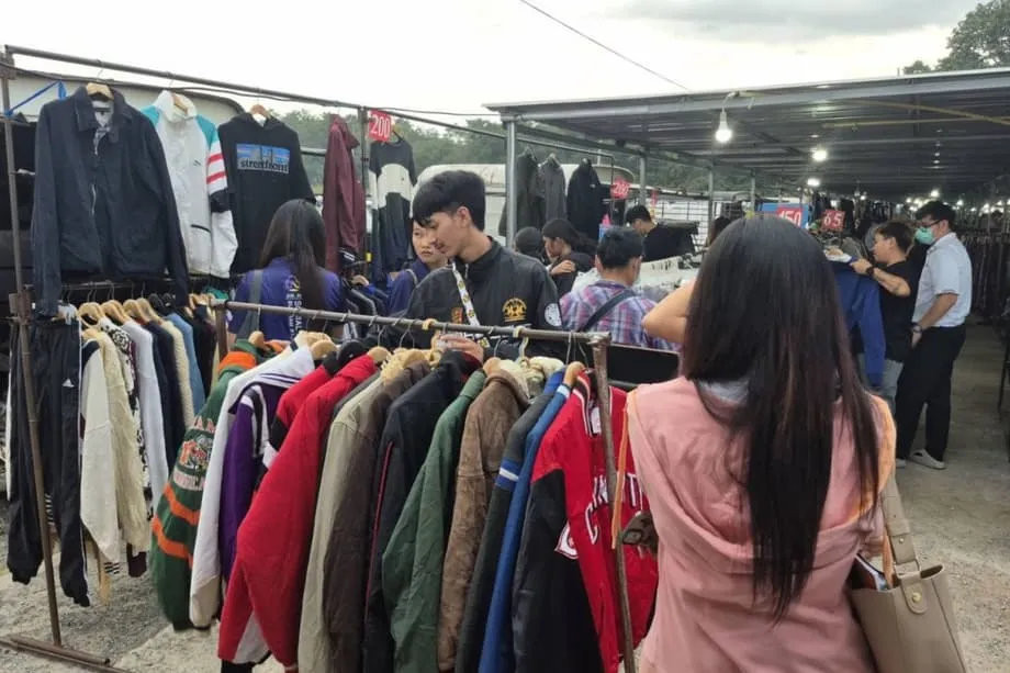 Kälte treibt Käufer in Buriram zu gebrauchter Winterkleidung