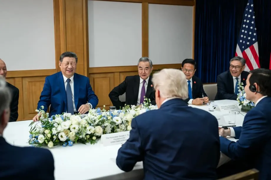 Ungefilterte APEC-Fotos zeigen Xi Jinping lächelnd und machen den Gegensatz zwischen internationalem Auftritt und Image im eigenen Land sichtbar