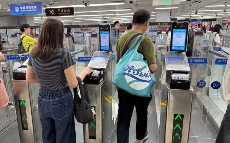 Hongkonger nutzen Gesichtserkennungsspuren, während das Festland den Zugang ausweitet