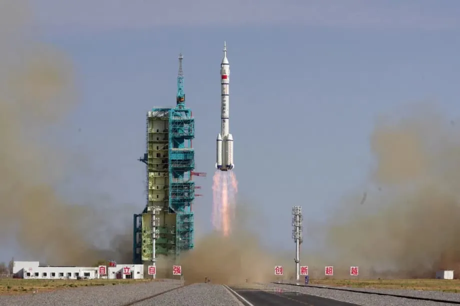China bringt beschädigte Shenzhou 20 nach Riss im Fenster ohne Besatzung zurück