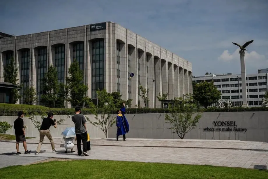 Südkoreanische Studierende verschieben ihren Abschluss und suchen angesichts knapper Jobs auch außerhalb Seouls