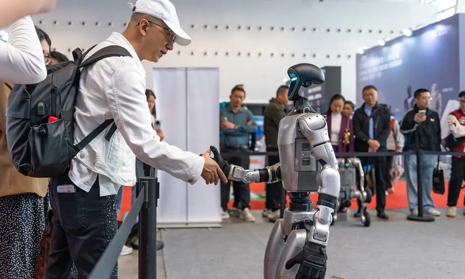 Chinas humanoide Roboter sorgen mit Akrobatik und Kampffähigkeiten für weltweites Aufsehen