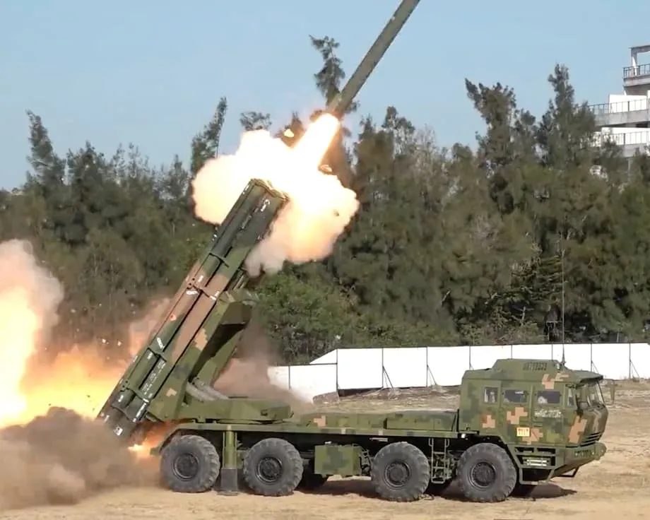 Manöver mit scharfer Munition und politische Gelassenheit: Trump wiegelt Chinas „Justice Mission“ rund um Taiwan ab