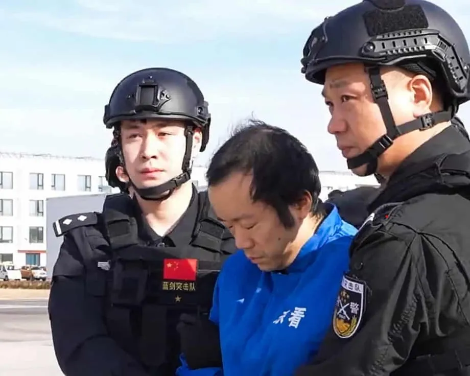 Mutmaßlicher Drahtzieher eines Betrugsnetzwerks nach China ausgeliefert: Weltweiter Kampf gegen Betrugsnetzwerke verschärft sich
