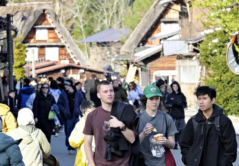 Japans abgelegene Regionen unter Druck: Übertourismus bedroht die Ruhe historischer Dörfer