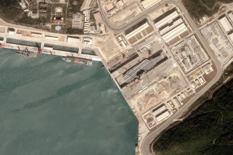 Chinas Flugzeugträger Shandong läuft in neues Trockendock ein und markiert wichtigen Meilenstein der Marine-Logistik