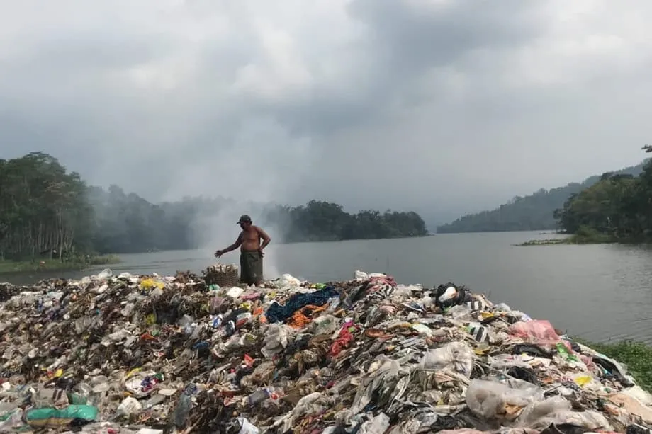 Pilotprojekte gehen Indonesiens Krise durch das Verbrennen von Haushaltsabfällen an, während die nationale Debatte über Lösungen an Fahrt gewinnt