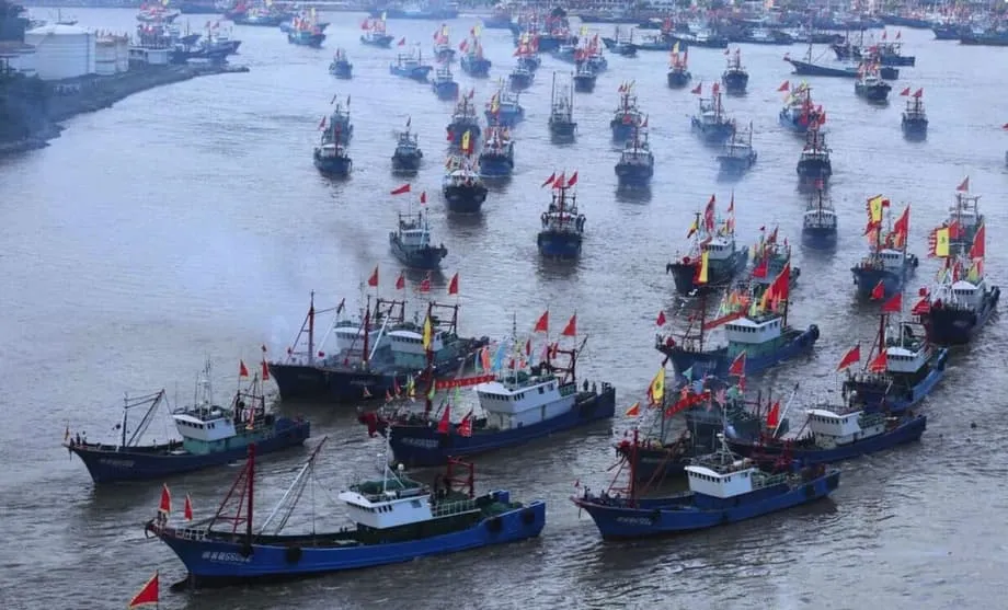 Tausende chinesische Schiffe bilden nahe Japan maritime Wand, Spannungen nehmen zu