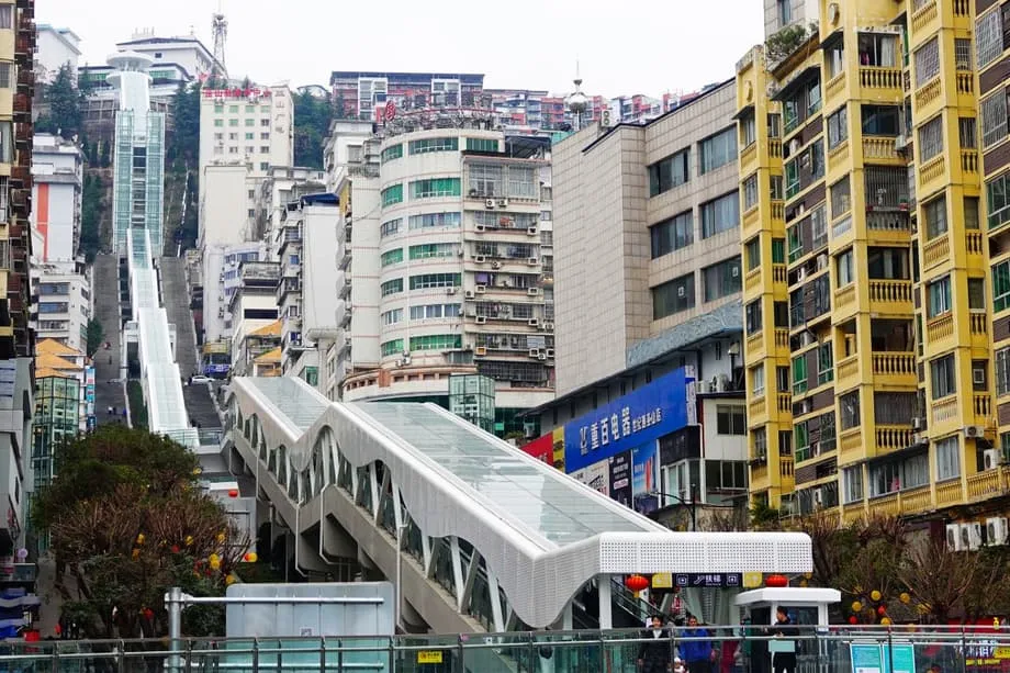 China eröffnet längste Freiluft-Rolltreppe der Welt: 905 Meter lange „Himmelsleiter“ führt durch Chongqings Berge