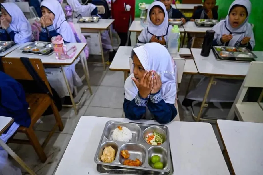 Indonesien kürzt kostenloses Essensprogramm, um sich auf den Ölpreisschock im Nahen Osten einzustellen
