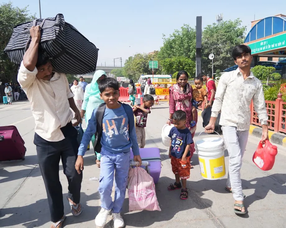 Delhis Exodus von Arbeitsmigranten: Wie eine globale Treibstoffkrise Indiens Hauptstadt leert
